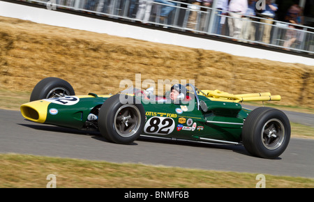 1965 Lotus-Ford 38 mit Fahrer Jackie Stewart auf dem Goodwood Festival of Speed, Sussex, England, UK. Ex-Jim Clark 1965 Indy 500 Stockfoto