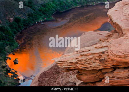 Frühen Sonnenaufgang Licht spiegelt sich in einer Biegung des Flusses Colorado am Horseshoe Bend in der Nähe von Page, Arizona, USA. Stockfoto