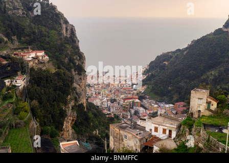 Blick über Amalfi Stadt von den Hügeln hinter. Amalfiküste, Kampanien, Italien Stockfoto