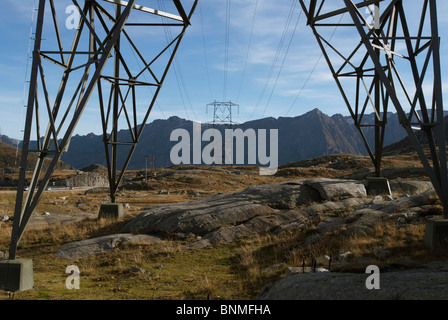 Der Schweiz Gotthard in Alpen Alpen streamen Mast elektrische Hochspannung Industrie Stream aktuelle Berge Felsen Klippen Herbsthimmel Stockfoto