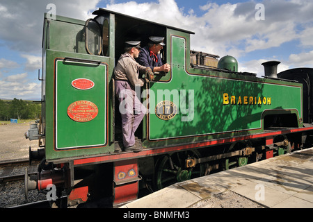 Lokführer in Dampf Motor / Lokomotive an der Boat of Garten Railway station, Schottland, UK Stockfoto