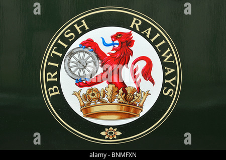 Grüne Logo der britischen Eisenbahn mit einem Löwen halten ein Rad (Frettchen und Dartscheibe) am Bahnhof in Schottland Boat of Garten Stockfoto