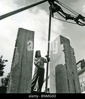 Englische Bildhauerin BARBARA HEPWORTH (1903-1975) in ihrem Atelier in St. Ives, Cornwall, 1958 Stockfoto