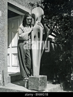 Englische Bildhauerin BARBARA HEPWORTH (1903-1975) in ihrem Atelier in St. Ives, Cornwall, 1958 Stockfoto