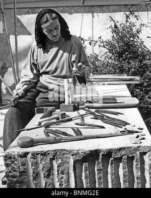 Englische Bildhauerin BARBARA HEPWORTH (1903-1975) in ihrem Atelier in St. Ives, Cornwall, 1958 Stockfoto