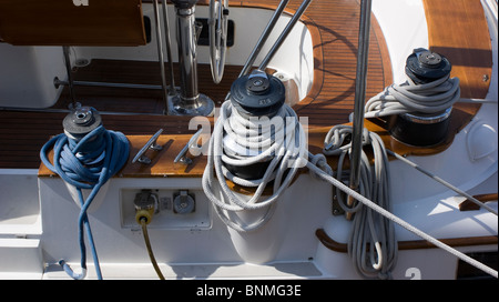 Seile und Ankerwinden auf dem Heck einer Yacht vor Anker in Kopenhagen Nyhaven. Stockfoto