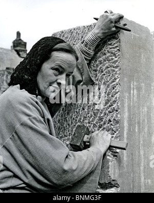 Englische Bildhauerin BARBARA HEPWORTH (1903-1975) in ihrem Atelier in St. Ives, Cornwall, 1958 Stockfoto