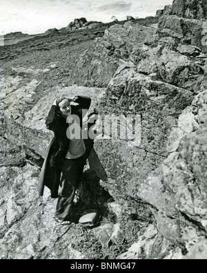 BARBARA HEPWORTH (1903-1975) englische Bildhauer auf den Klippen in der Nähe von ihrem Studio in St. Ives, Cornwall, 1958 Stockfoto