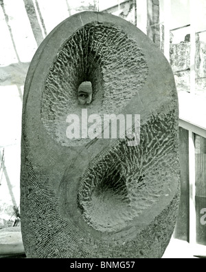 Englische Bildhauerin BARBARA HEPWORTH (1903-1975) in ihrem Atelier in St. Ives, Cornwall, 1958 Stockfoto