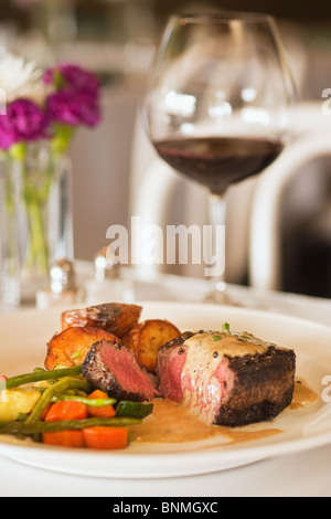 Filet Mignon mit Pfeffer Kruste und Steinpilze Pilz-Soße, Ventura, California, Vereinigte Staaten von Amerika Stockfoto