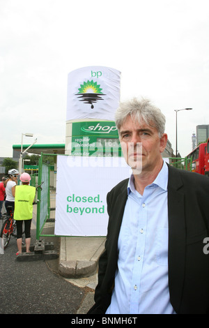 John Sauven, Executive Director von Greenpeace UK stehen vor einem geschlossenen BP Tankstelle Vorhof, London, UK Stockfoto