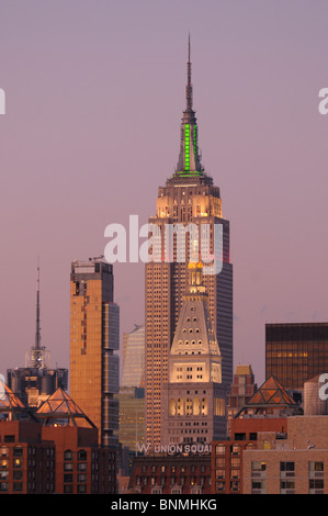 Empire State Building Cooper Square Lichter Aufbau East Village Manhattan New York City New York USA Amerika Nord Abend Stockfoto