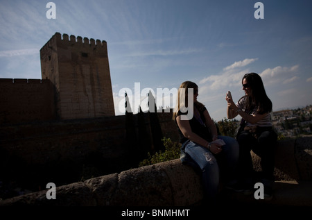 Touristen fotografieren selbst an der Alhambra in Granada, Andalusien, Spanien, 8. Mai 2010. Stockfoto