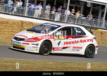 2010 Honda Civic Type-R mit Fahrer Matt Neal auf der 2010 Goodwood Festival of Speed, Sussex, England, UK. Stockfoto