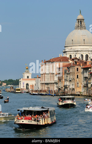 Venedig. Italien. Blick auf den Canal Grande in Richtung La Salute & Punta della Dogana. Canal Grande. Stockfoto