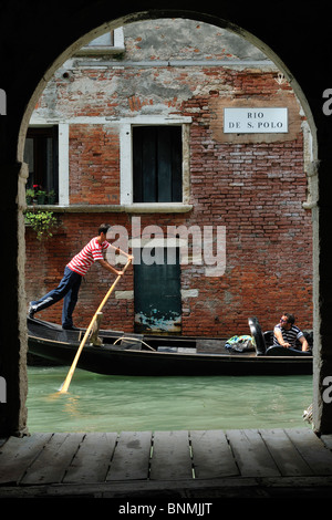 Venedig. Italien. Gondel durch Torbogen, Rio di San Polo gesehen. Stockfoto