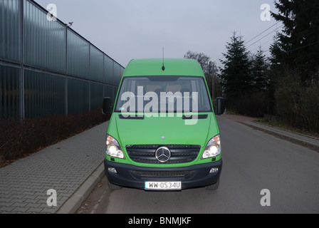 Mercedes-Benz Sprinter 260 CDI Van - grün - L3H2 - Deutsch MCV Van - auf Straße Stockfoto