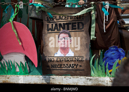 Ein Plakat an einem Schwimmer im Karneval Biggleswade, Bedfordshire, England Stockfoto