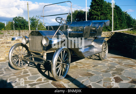 Ein voller Größe Ford T-Modell in Edelstahl auf einem Sockel am Ballinascart. Co Cork Irland - Geburtsort von Henry Ford Stockfoto