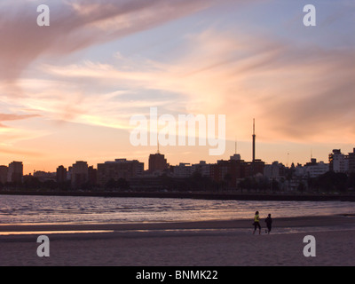 Playa Ramirez bei Sonnenuntergang, Montevideo, Uruguay. Stockfoto