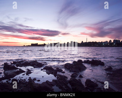 Playa Ramirez bei Sonnenuntergang, Montevideo, Uruguay. Stockfoto