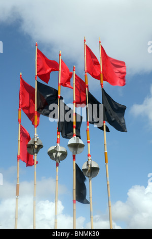 Rote und schwarze Fahnen an Bord eines Fischereifahrzeugs im Hafen von Ijmuiden, Niederlande, Europa gesehen. Stockfoto