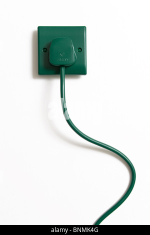 Grünes Netzkabel, Stecker und Buchse auf weißem Hintergrund Stockfoto