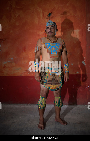 Ein Spieler stellt für ein Porträt vor einem Spiel der Maya Ball Game, bekannt als Pok Ta Pok, in Chapab, Halbinsel Yucatan, Mexiko. Stockfoto