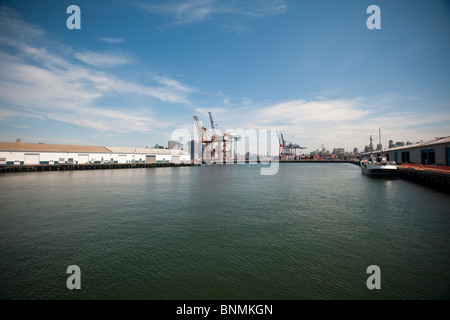 Das Atlantik-Becken und die Brooklyn Marine Terminal in Red Hook Brooklyn in New York City-Krane Stockfoto