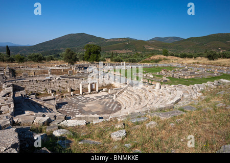 Die Bouleterion (Rathaus) der antiken Messene mit dem Heiligtum des Asklepios in den Hintergrund. Stockfoto