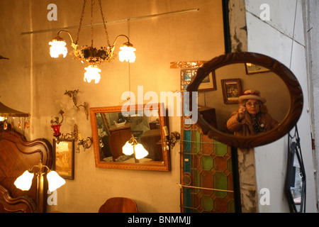 Verkäuferin bei Saint-Quen Flohmarkt, Paris, Frankreich Stockfoto