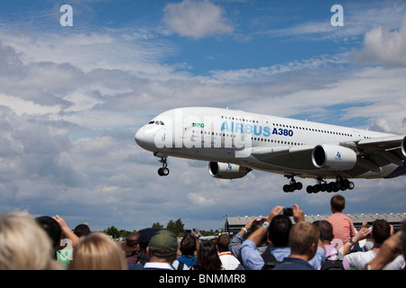 Airbus A380 im Flug bei Farnborough Air show 2010. Stockfoto