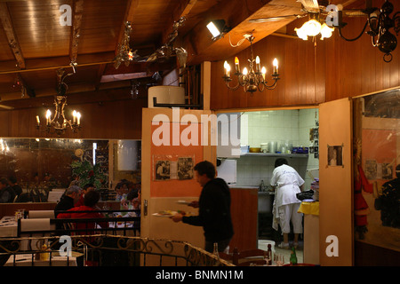 Küche im Restaurant Chez Louisette, Paris, Frankreich Stockfoto