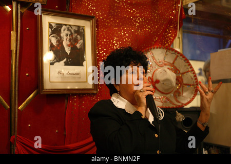 Gastwirt Manuela im Restaurant Chez Louisette, Paris, Frankreich Stockfoto