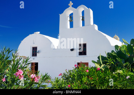 Einer der vielen kleinen Kirchen in Oia, Santorini, Griechenland. Stockfoto