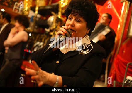 Gastwirt Manuela im Restaurant Chez Louisette, Paris, Frankreich Stockfoto