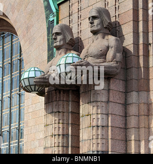 Statue Skulptur Kunst Künste Helsinki Central Railway Station Helsingin Rautatieasema Kivimiehet Steinmänner Mann Lampe Abbildung Eliel Stockfoto