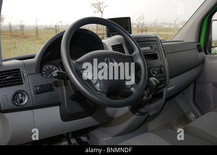 Mercedes-Benz Sprinter 260 CDI Van - grün - L3H2 - Deutsch MCV Van - Interieur, Dashboard, cockpit Stockfoto