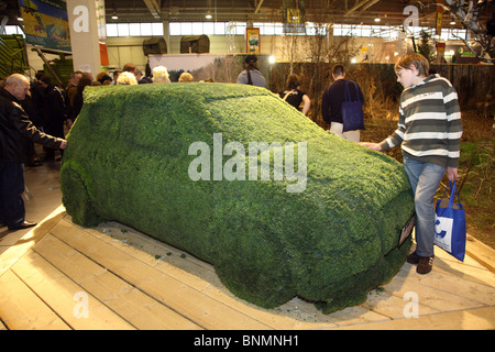 Auto abgedeckt mit Kunstrasen auf der Grünen Woche 2008, Berlin, Deutschland Stockfoto