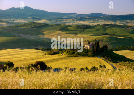 Podere Belvedere und Toskanische Landschaft bei Sonnenaufgang in der Nähe von San Quirico d'Orcia, Toskana Italien Stockfoto