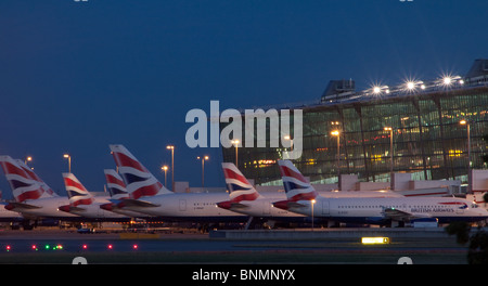 British Airways Flugzeuge aufgereiht am Heathrow Terminal 5 Stockfoto