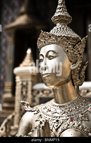 Statue von Kinnari, traditionelles Symbol für weibliche Schönheit im Grand Palace, Wat Phra Kaeo, Bangkok, Bangkok, Thailand Stockfoto