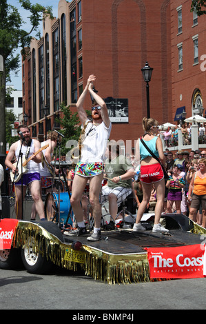 Musikalische Teilnehmer aus den in der Halifax-Gay-Pride-Parade am 24. Juli 2010 in Halifax, Nova Scotia, Kanada. Stockfoto