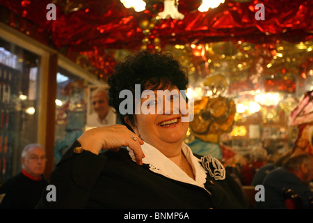 Gastwirt Manuela im Restaurant Chez Louisette, Paris, Frankreich Stockfoto