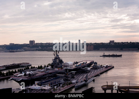 Blick auf den Fluss von West Side Manhattan von Intrepid Museum Schiffsanlegestelle, vorbei an Schlepper Jersey Palisades Lastkahn & untergehende Sonne umstoßen Stockfoto