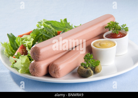 Franken, Salat, Salat, Gurken, Senf, Ketchup, Platte Stockfoto