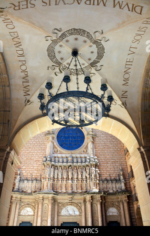 Montserrat (Wellenschliff Berg) liegt westlich von Barcelona in Katalonien, Spanien. Stockfoto