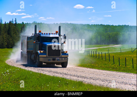 Ein Muldenkipper auf einem Schotterweg. Stockfoto