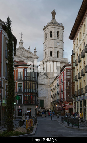 Regalado Straße im alten und historischen Stadt Valladolid mit dem Turm der Kathedrale und dem Herzen Jesu im Hintergrund, Kastilien und León, Spanien Stockfoto
