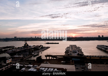 Blick auf den Fluss von West Side Manhattan von Intrepid & anderen Pfeilern, Flussschifffahrt & Sonnenuntergang über Jersey Palisades Stockfoto